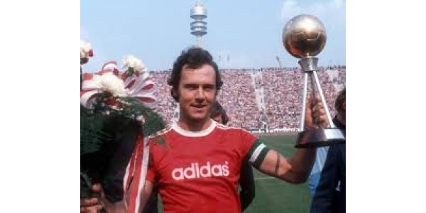 FC Bayern München wird das Trikot Nr. 5 dauerhaft aus dem Verkehr ziehen